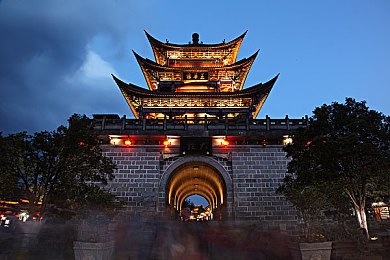 三上悠亚的作品列表：从偶像到多栖艺人,三上悠亚的华丽转型与成功之路-2